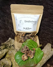 Laden Sie das Bild in den Galerie-Viewer, Pferdefleischwürfel auf einem Blatt, mit der Verpackung im Hintergrund